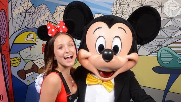 Larissa Manoela é lembrada por Mickey após mais de 10 viagens a Disney, como mostrou em vídeo nesta sexta-feira, dia 29 de março de 2019