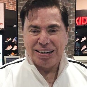 Silvio Santos muda cor e corte de cabelo durante férias