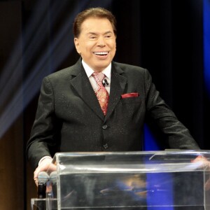 Silvio Santos adotou cabelo mais escuro e corte mais moderno