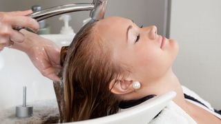 Reverter queda de cabelo com massagem no couro cabeludo? Dermatologista explica