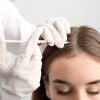 Mesoterapia pode resolver uma queda de cabelo temporária, já que injeta substâncias que estimulam o crescimento dos fios direto no couro cabeludo