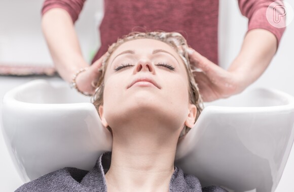 Massagem diária, dermocosméticos, manipulados, dermatologista dá dicas de como reverter uma queda de cabelo temporária