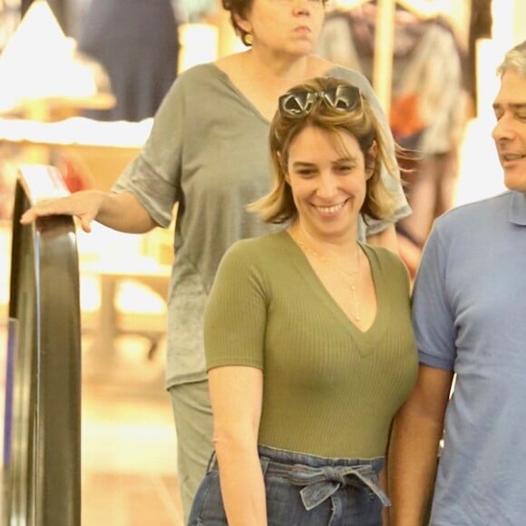 William Bonner e Natasha Dantas almoçam juntos em shopping do Rio de Janeiro, em 31 de março de 2019