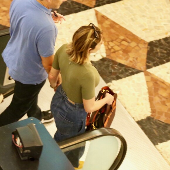 William Bonner e Natasha Dantas almoçam juntos em shopping do Rio de Janeiro, em 31 de março de 2019