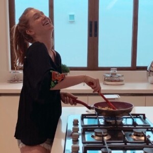 Marina Ruy Barbosa foi clicada na cozinha pelo marido, Xande Negrão