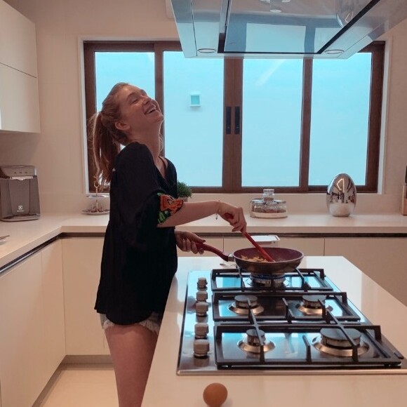 Marina Ruy Barbosa foi clicada na cozinha pelo marido, Xande Negrão