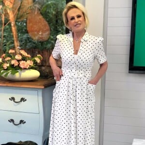 Com um vestido midi com a vibe pin-up, Ana Maria Braga dá aula de estilo