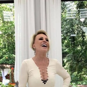 Ana Maria Braga está sempre antenada na moda e aposta em estampas animal print e decotes.