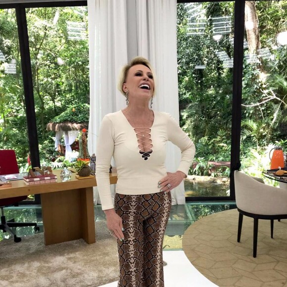 Ana Maria Braga está sempre antenada na moda e aposta em estampas animal print e decotes.