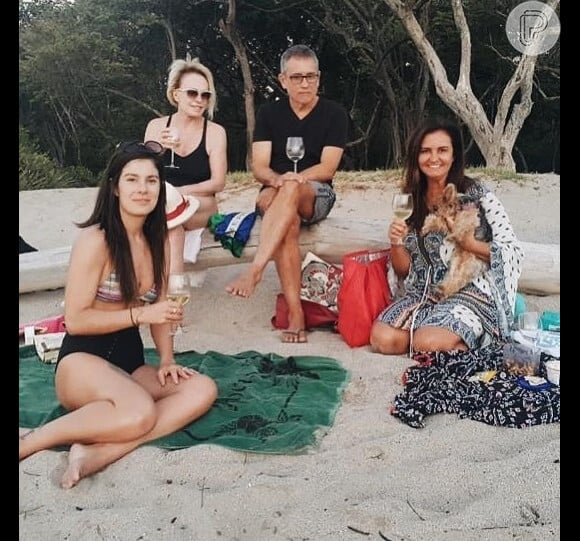 Ana Maria Braga posta fotos de biquíni e com os familiares e amigos