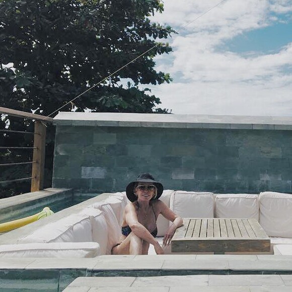 Ana Maria Braga aposta em biquínis e prova que idade não é critério para roupas