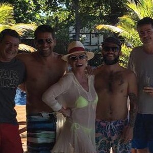 Até na moda neon Ana Maria Braga entrou