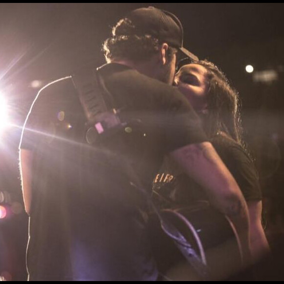 Dupla de Maraisa, Maiara trocou beijos com sertanejo Fernando Zor em show
