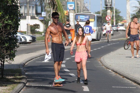Sandro Pedroso, ex-namorado de Susana Vieira, anda de skate sem camisa e mostra boa forma