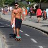 Sandro Pedroso, ex-namorado de Susana Vieira, andou de skate na orla da praia da Barra da Tijuca, no Rio de Janeiro
