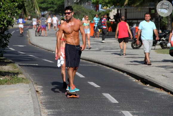 Sandro Pedroso, ex-namorado de Susana Vieira, andou de skate na orla da praia da Barra da Tijuca, no Rio de Janeiro