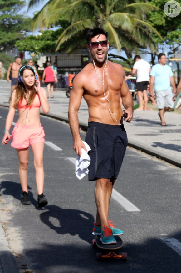 Sandro Pedroso, ex-namorado de Susana Vieira, anda de skate sem camisa e mostra boa forma, na tarde deste sábado, 4 de outubro de 2014
