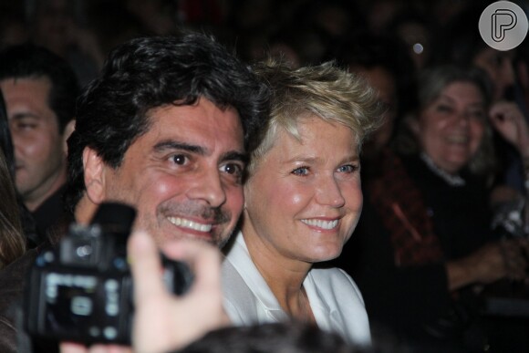 Xuxa com o namorado, Junno Andrade, no show de Tiago Abravanel, no Rio