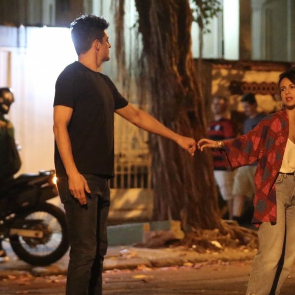 Andréia Horta e o ator Julio Machado estavam segurando as mãos durante quase todo o passeio, no dia 27 de fevereiro de 2019