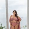Fabiana Karla apareceu com hotpant em tom de rosa em uma das fotos
