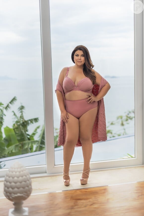Fabiana Karla apareceu com hotpant em tom de rosa em uma das fotos