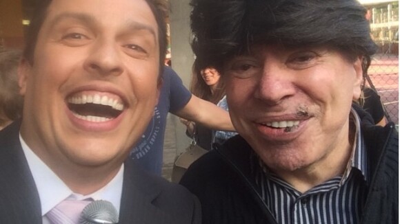 Silvio Santos faz selfie de peruca e brinca com Ceará, do 'Pânico na Band'