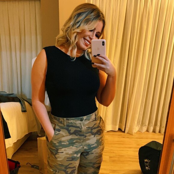 Marilia Mendonça usou calça camuflada, blusa preta e sandália de tiras 
