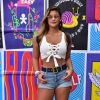 Giulia Costa escolheu um look confortável e sensual para o Lollapalooza