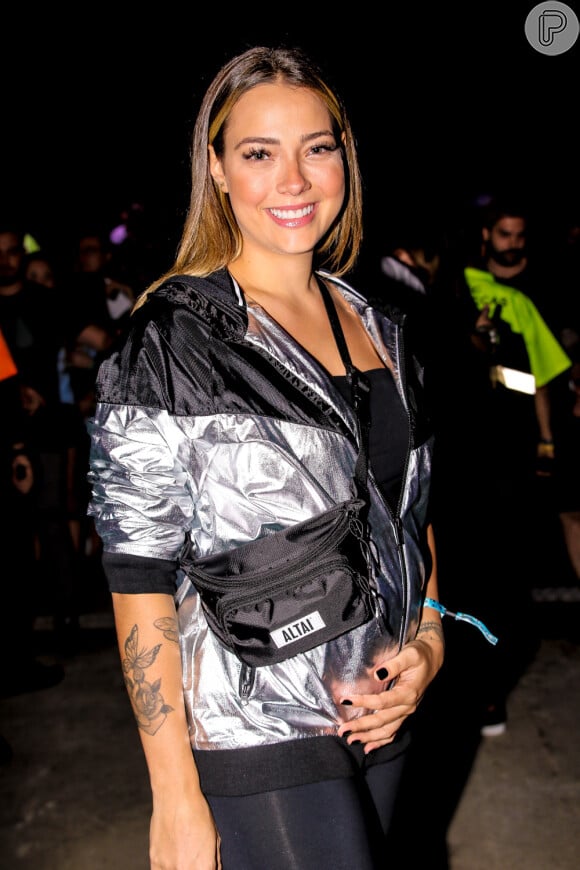 Carol Dantas exibiu sua barriguinha de grávida no Lollapalooza