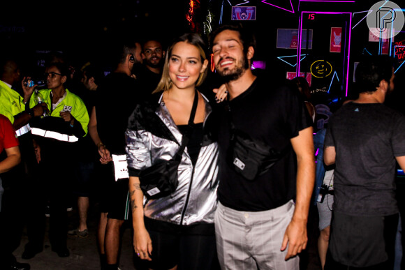 Carol Dantas foi ao Lollapalooza acompanhada pelo noivo, Vinícius Martinez