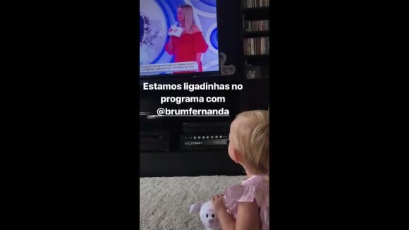 Eliana mostra a filha, Manuela, assistindo seu programa na TV