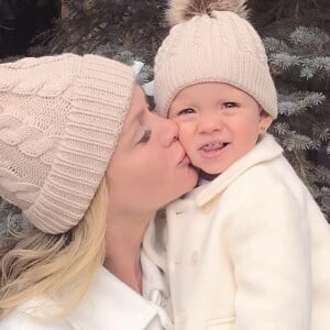 Eliana filma a filha, Manuela, a reconhecendo na televisão, em 7 de abril de 2018