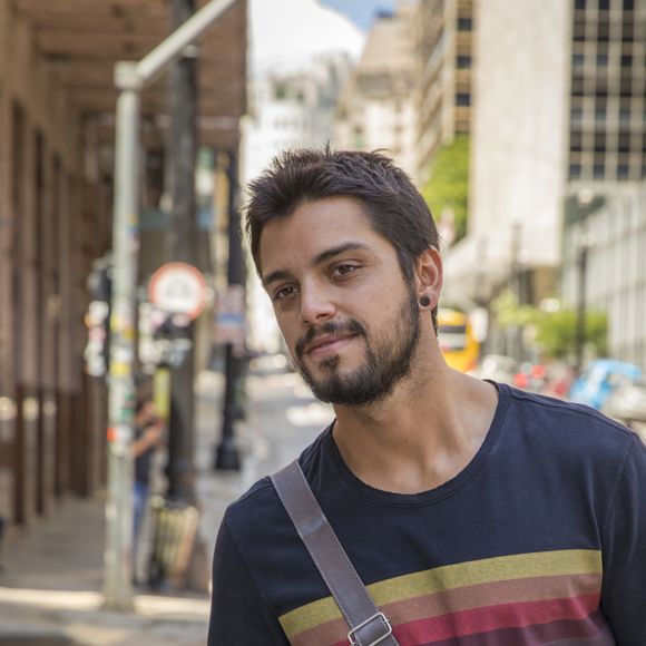 Após tentar beijar Laila (Julia Dalavia), a menina desestirá de fazer a reportagem com Bruno (Rodrigo Simas) na novela 'Órfãos da Terra'.