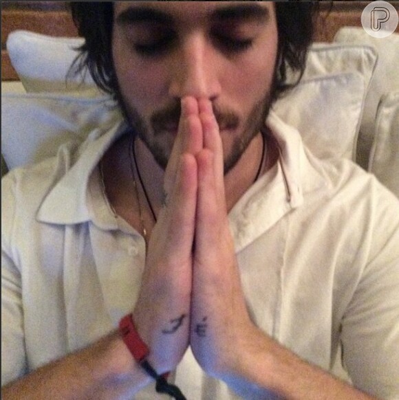 Fiuk tem uma nova tatuagem em seu corpo. O ator e cantor escreveu a palavra 'fé' na parte de trás das mãos