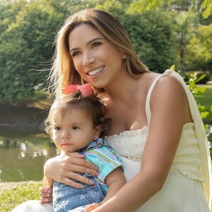 Filha de Patricia Abravanel, Jane usou look jeans e roubou a cena em ensaio de gravidez da mãe