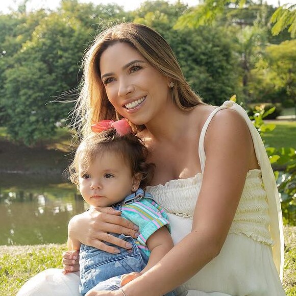 Filha de Patricia Abravanel, Jane usou look jeans e roubou a cena em ensaio de gravidez da mãe