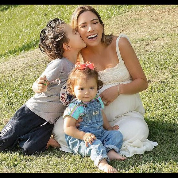 Patricia Abravanel registrou gravidez em ensaio fotográfico ao lado dos filhos, Pedro e Jane