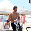 Carmo Dalla Vecchia, de 'Império', passeia sem camisa em praia no Rio