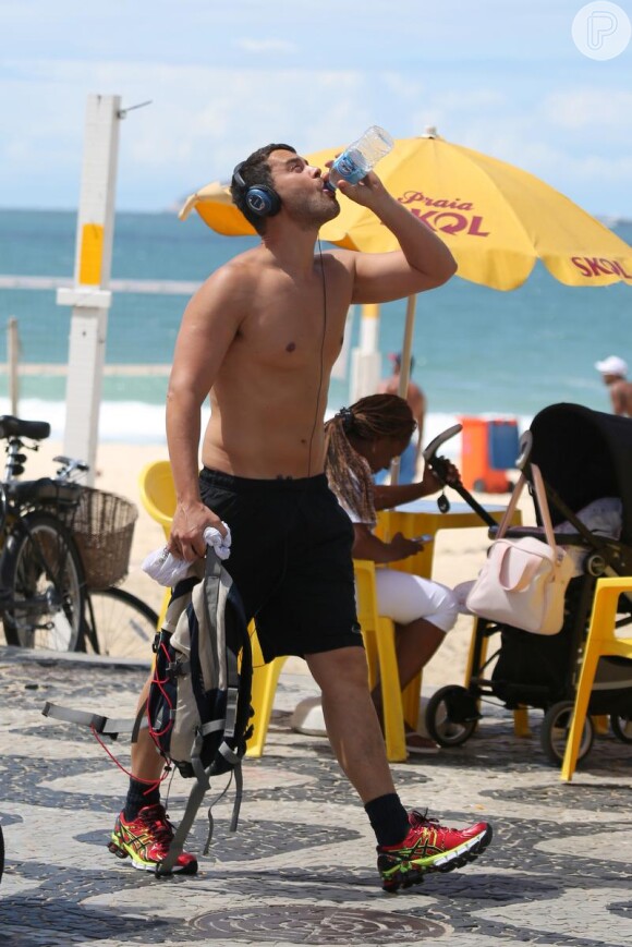 Carmo Dalla Vecchia, no ar em 'Império', se exercita em orla na praia no Rio e toma água para se hidratar durante caminhada