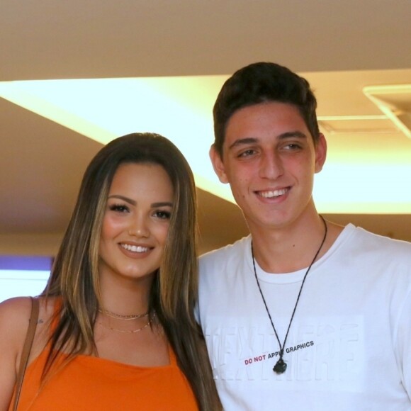 Suzanna Freitas curtiu pré-estreia de filme com o namorado