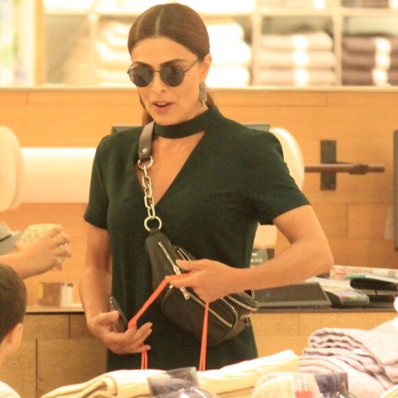 Juliana Paes usa vestido e pochete cruzada para passeio com filhos, Pedro e Antonio