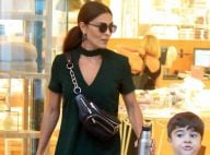 Prática e fashion! Juliana Paes alia pochete a vestido em shopping com filhos