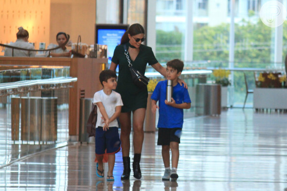 Juliana Paes levou os filhos, Pedro e Antonio, para passeio no shopping