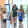 Juliana Paes foi às compras com os meninos no shopping Village Mall, na Barra da Tijuca, no Rio de Janeiro