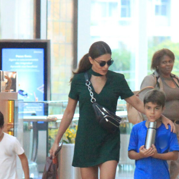 Juliana Paes foi às compras com os meninos no shopping Village Mall, na Barra da Tijuca, no Rio de Janeiro