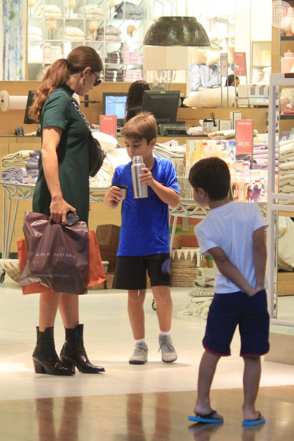 Juliana Paes ajudou o filho mais velho, Pedro, a beber água no shopping