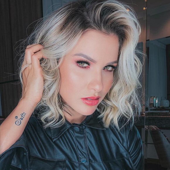 Andressa Suita elegeu uma make básica para participar do evento