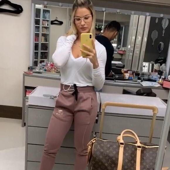 Andressa Suita usa mala personalizada da Louis Vuitton para viagem nesta quinta-feira, dia 11 de abril de 2019
