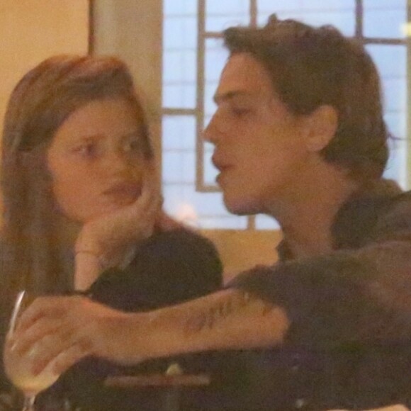 Romulo Neto e a modelo argentina Sonia Vasena Potocki foram flagrados em restaurante do Rio de Janeiro