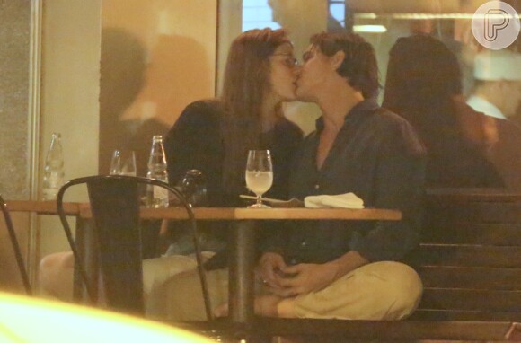 Romulo Neto e a modelo argentina Sonia Vasena Potocki foram clicados aos beijos em restaurante japonês nesta quarta-feira, 10 de abril de 2019